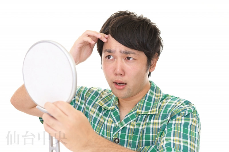 20歳代で薄毛になり悩む男性