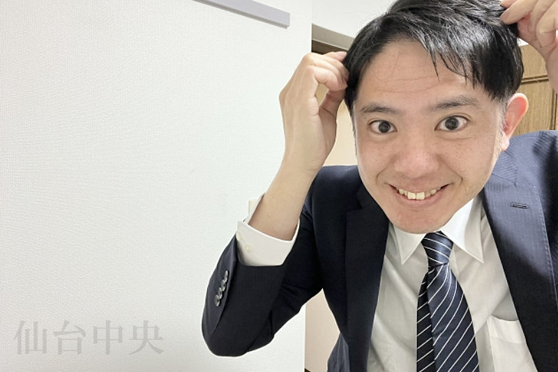 20歳代の男性薄毛に対し治療を開始して効果を実感し喜ぶ男性