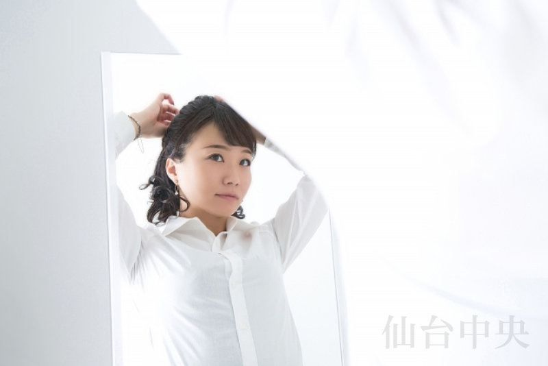 生え際薄毛の為に髪型を工夫する女性