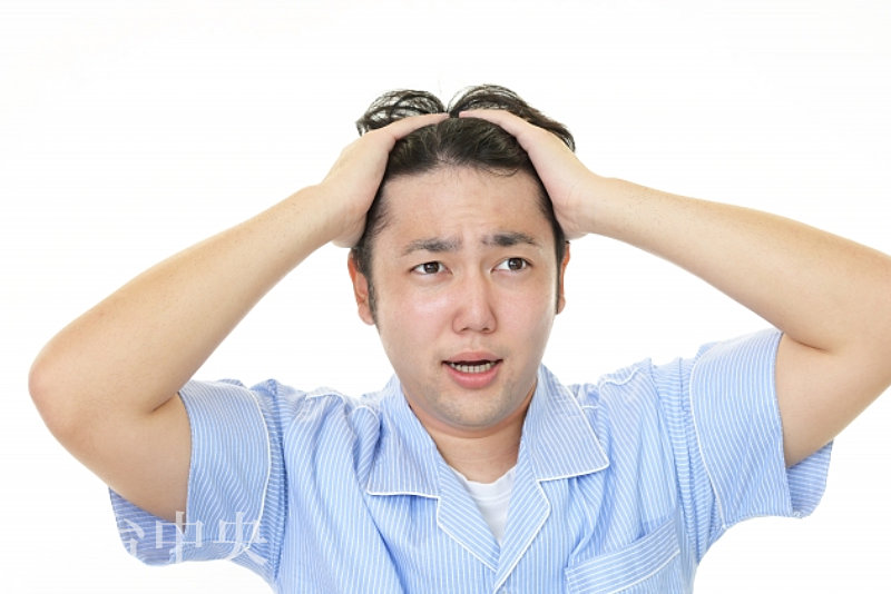 前髪が薄くなってきたことを嘆く男性