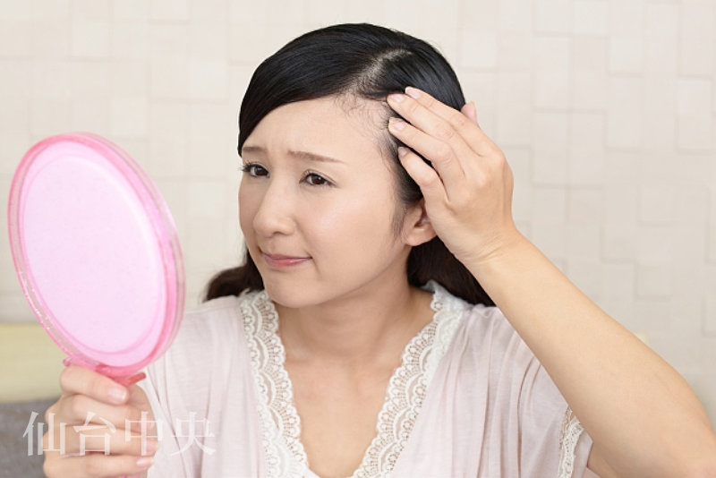 髪の毛が痩せてきたことが気になる女性