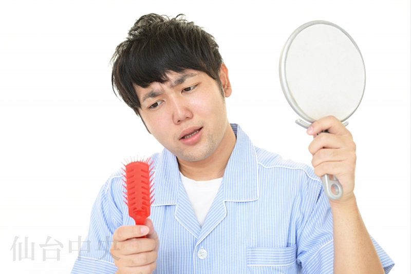 抜け毛が増え薄毛治療を考える若年男性